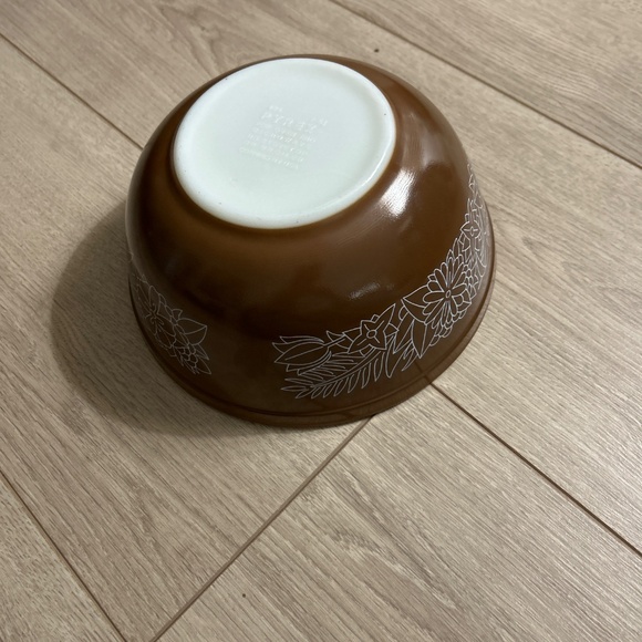 Vintage Pyrex Woodland 2.5 qt Mixing Bowl Good Used Condition - Picture 5 of 5